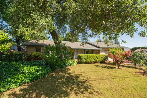 1252 De Moll Dr, Redding, CA 96002