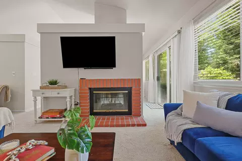 Living - 1041 Grouse Dr, Redding, CA 96003 photo 3 of 8