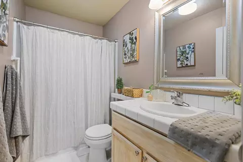Bath - 1041 Grouse Dr, Redding, CA 96003 photo 2 of 6