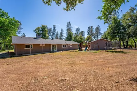 Exterior - 20846 Clairvaux Ln, Redding, CA 96003 photo 8 of 9