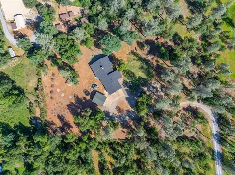 View/Area - 20846 Clairvaux Ln, Redding, CA 96003 photo 3 of 3