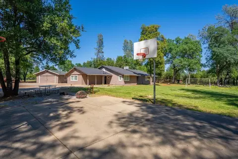 Exterior - 20846 Clairvaux Ln, Redding, CA 96003 photo 5 of 9