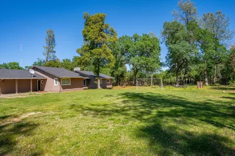 Exterior - 20846 Clairvaux Ln, Redding, CA 96003 photo 6 of 9
