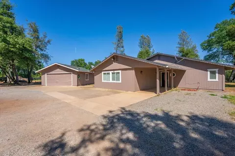 Exterior - 20846 Clairvaux Ln, Redding, CA 96003 photo 2 of 9