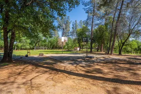 Exterior - 20846 Clairvaux Ln, Redding, CA 96003 photo 4 of 9