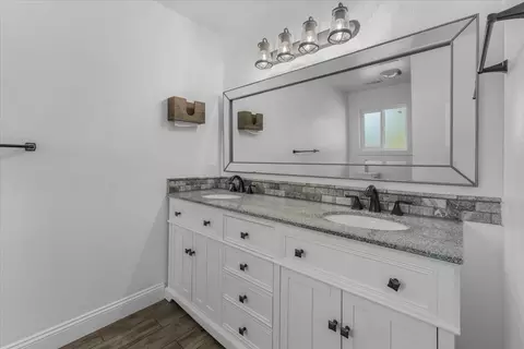Bath - 20846 Clairvaux Ln, Redding, CA 96003 photo 1 of 3