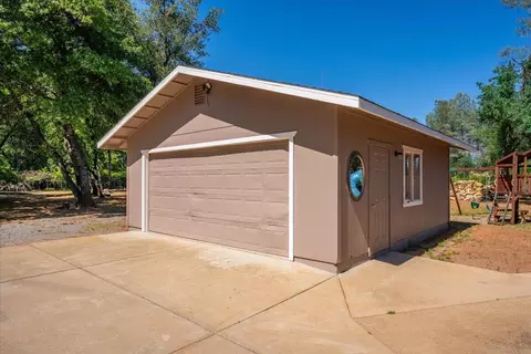 Exterior - 20846 Clairvaux Ln, Redding, CA 96003 photo 7 of 9