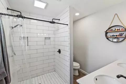 Bath - 5201 Woodview Dr, Redding, CA 96002 photo 1 of 8