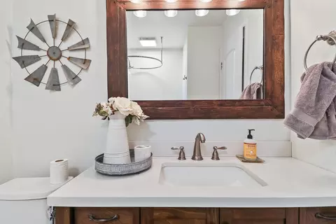Bath - 5201 Woodview Dr, Redding, CA 96002 photo 5 of 8