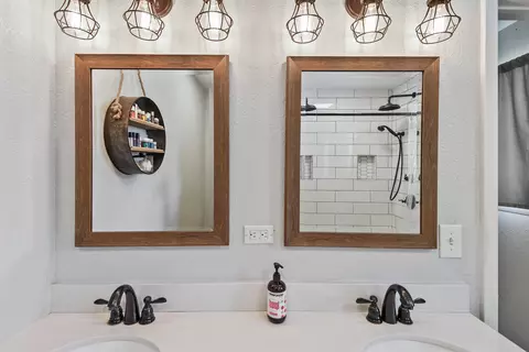 Bath - 5201 Woodview Dr, Redding, CA 96002 photo 2 of 8