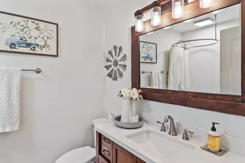 Bath - 5201 Woodview Dr, Redding, CA 96002 photo 4 of 8