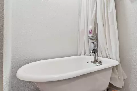 Bath - 5201 Woodview Dr, Redding, CA 96002 photo 6 of 8