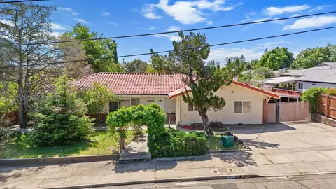 2303 Gold St, Redding, CA 96001 photo 1
