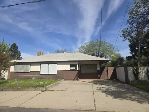 1121 5th St, Redding, CA 96002