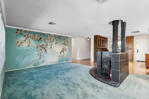 Living - 605 Oleta Dr, Redding, CA 96003 photo 2 of 3