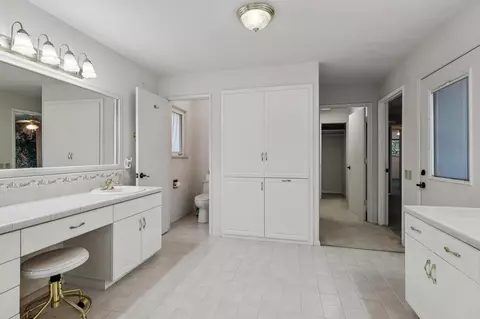 Bath - 605 Oleta Dr, Redding, CA 96003 photo 2 of 3