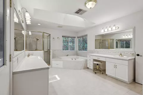 Bath - 605 Oleta Dr, Redding, CA 96003 photo 1 of 3
