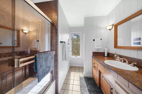 Bath - 15907 Cindee Ln, Redding, CA 96001 photo 3 of 4