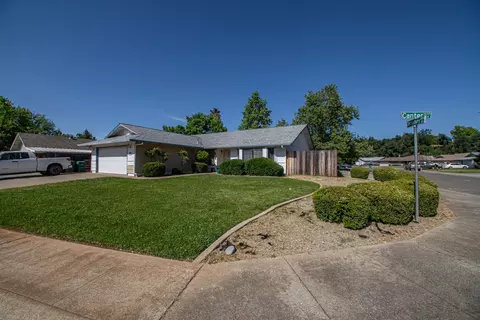 1695 Canter Ct, Redding, CA 96002