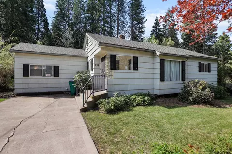 211 Smith St, Mount Shasta, CA 96067 photo 3