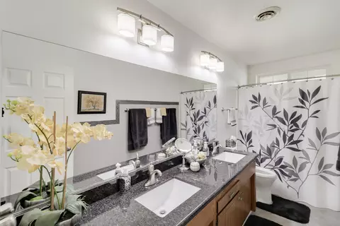 Bath - 4890 Huntington Dr, Redding, CA 96002 photo 2 of 2