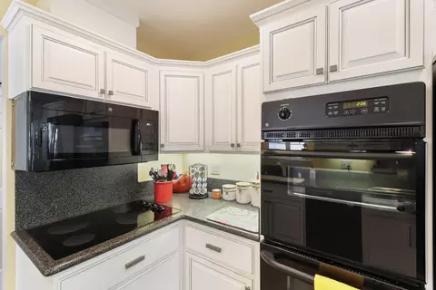 Kitchen - 4890 Huntington Dr, Redding, CA 96002 photo 4 of 4