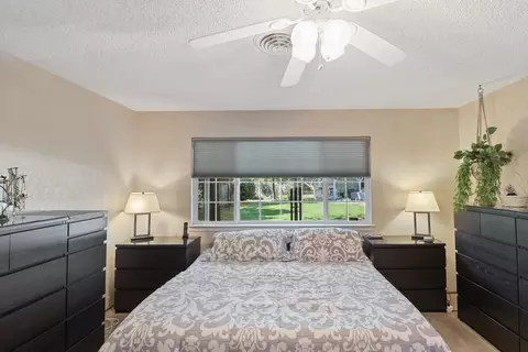 Bedroom - 4890 Huntington Dr, Redding, CA 96002 photo 1 of 9