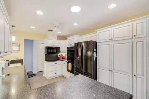 Kitchen - 4890 Huntington Dr, Redding, CA 96002 photo 3 of 4