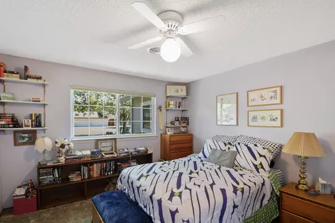Bedroom - 4890 Huntington Dr, Redding, CA 96002 photo 5 of 9