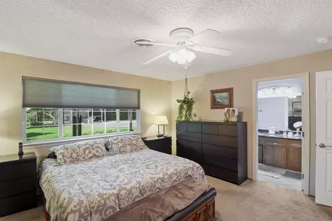 Bedroom - 4890 Huntington Dr, Redding, CA 96002 photo 4 of 9