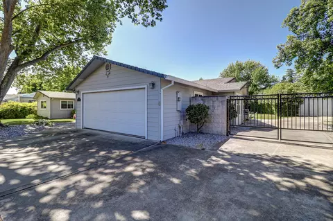 Exterior - 4890 Huntington Dr, Redding, CA 96002 photo 5 of 15