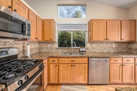 Kitchen - 1978 Eddy Way, Redding, CA 96002 photo 3 of 3