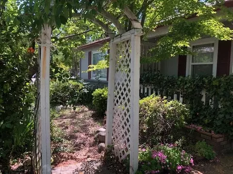 524 Loma St, Redding, CA 96003 photo 2