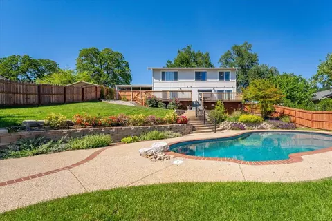 16123 Plateau Cir, Redding, CA 96001