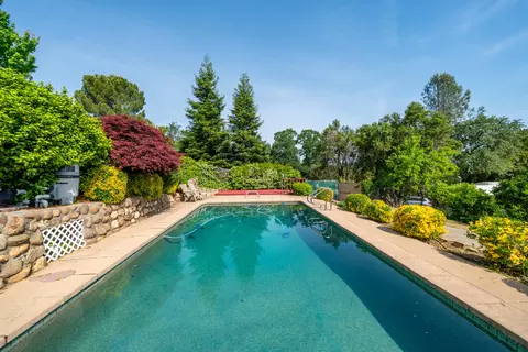 Exterior - 2043 Octavia St, Redding, CA 96001 photo 19 of 44