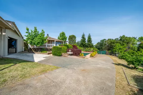 Exterior - 2043 Octavia St, Redding, CA 96001 photo 34 of 44