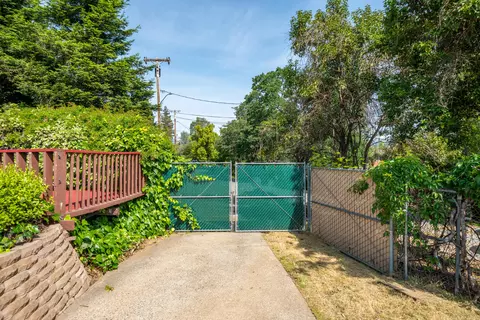 Exterior - 2043 Octavia St, Redding, CA 96001 photo 39 of 44