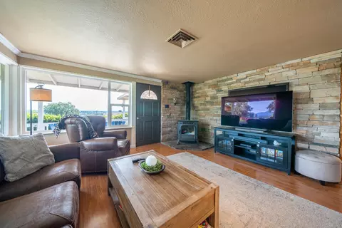Living - 2043 Octavia St, Redding, CA 96001 photo 1 of 5