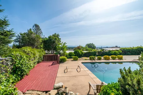 Exterior - 2043 Octavia St, Redding, CA 96001 photo 16 of 44