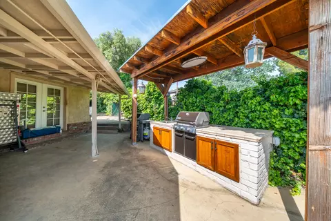 Exterior - 2043 Octavia St, Redding, CA 96001 photo 7 of 44