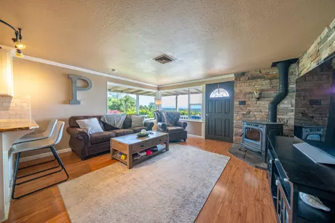 Living - 2043 Octavia St, Redding, CA 96001 photo 2 of 5