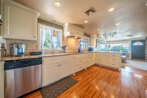 Kitchen - 2043 Octavia St, Redding, CA 96001 photo 3 of 6