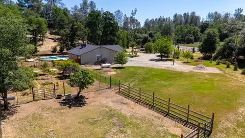Exterior - 20035 Old Alturas Rd, Redding, CA 96003 photo 4 of 14
