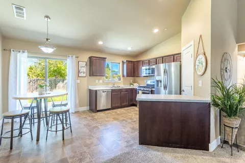 16878 Santa Barbara Dr, Redding, CA 96003 photo 5