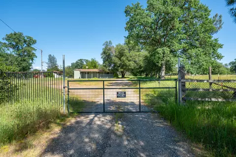 16868 Bunny Ln, Anderson, CA 96007