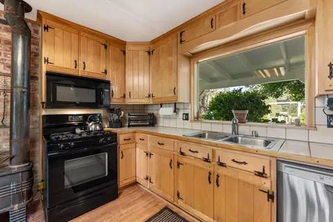 Kitchen - 6790 Rush Creek Rd, Lewiston, CA 96052 photo 2 of 3