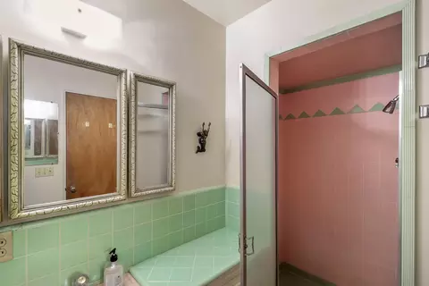 Bath - 2520 Star Dr, Redding, CA 96001 photo 2 of 3