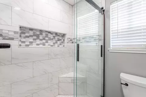 Bath - 2345 Windwood Ct, Redding, CA 96002 photo 2 of 3