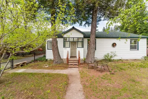979 Lassen Ln, Mount Shasta, CA 96067