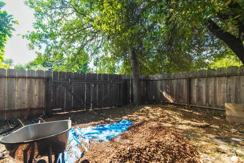 Exterior - 2312 Windwood Ct, Redding, CA 96002 photo 18 of 27
